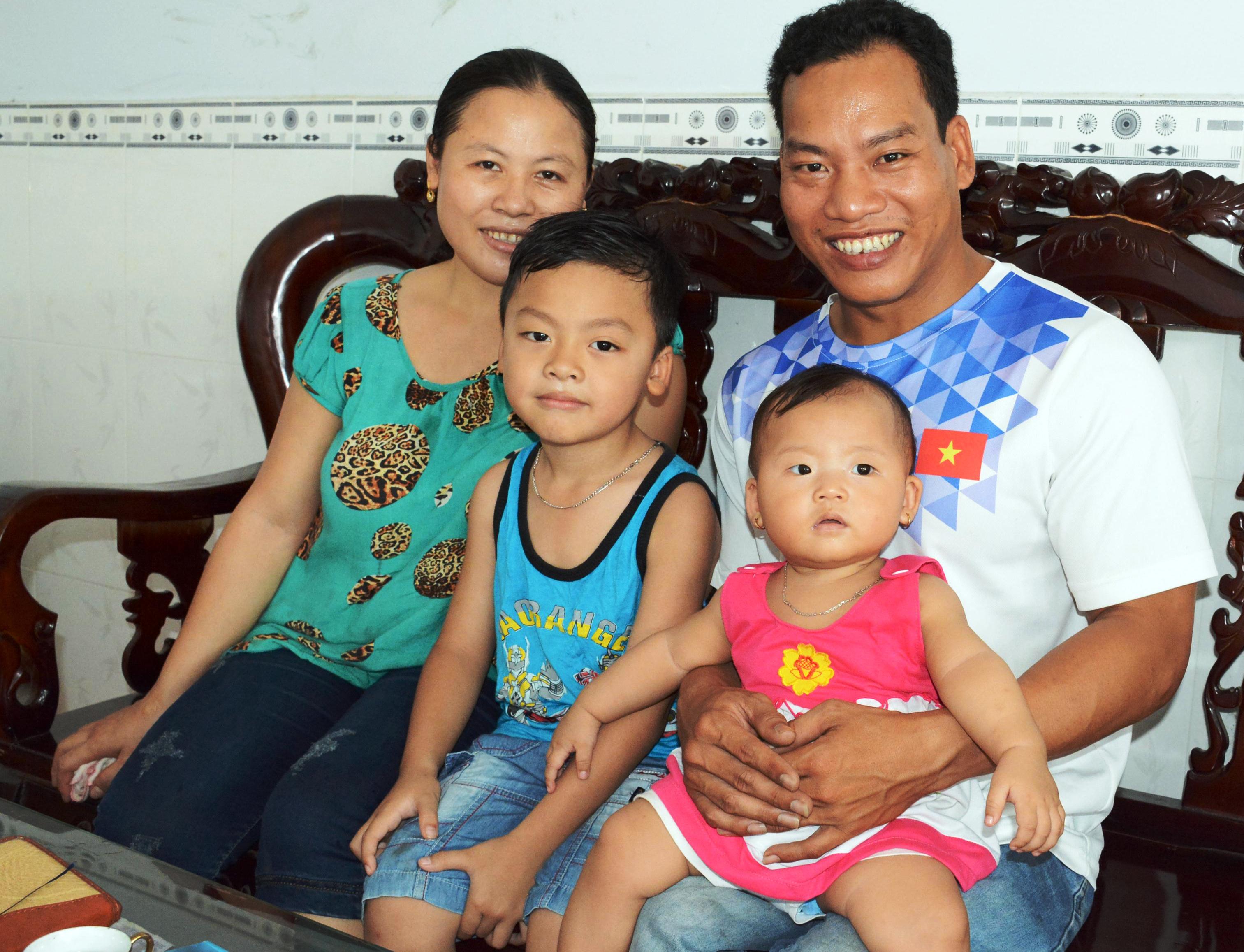 Đôi tay cử tạ nâng cả cuộc đời...